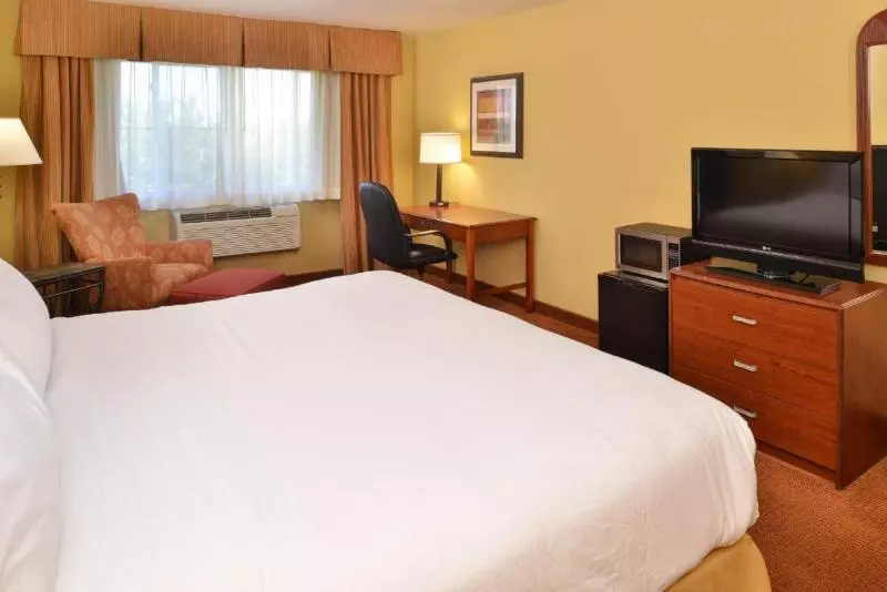 キングサイズベッドのスイートルーム, Holiday Inn Stevens Point   Convention Center, An Ihg