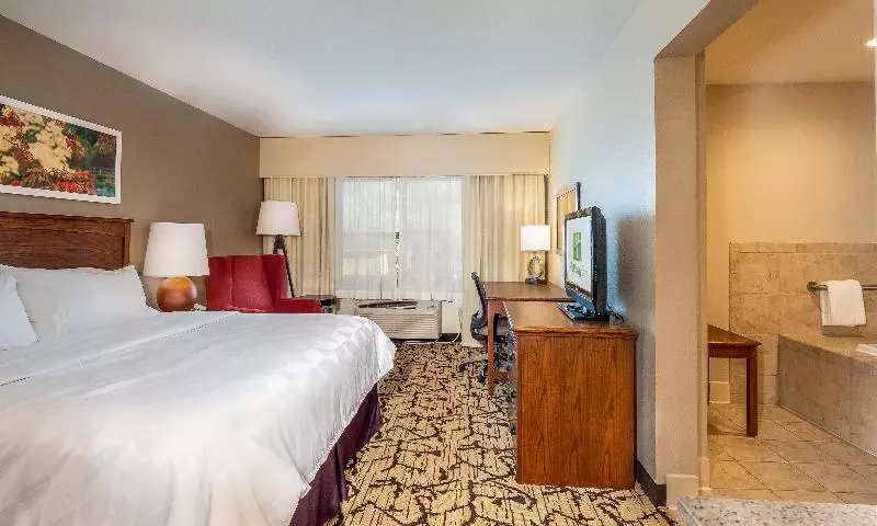 キングサイズベッドのスイートルーム, Holiday Inn Stevens Point   Convention Center, An Ihg
