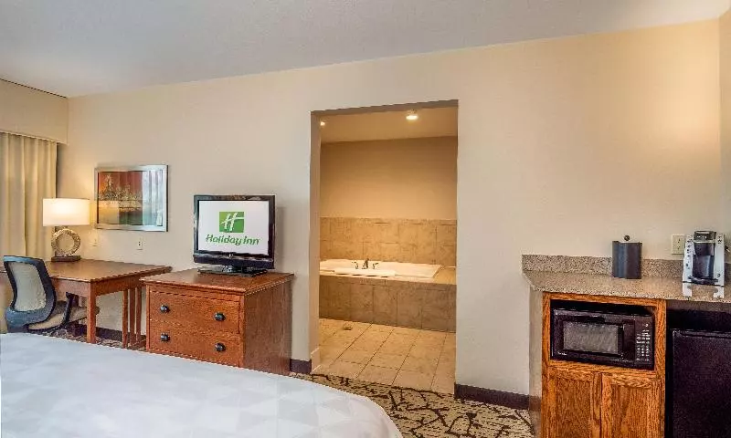 キングサイズベッドのスイートルーム, Holiday Inn Stevens Point   Convention Center, An Ihg