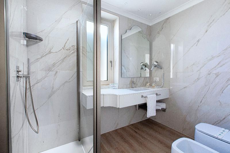 מיטת קינג בסוויטה, Surestay Plus Hotel By Best Western Berkeley Springs