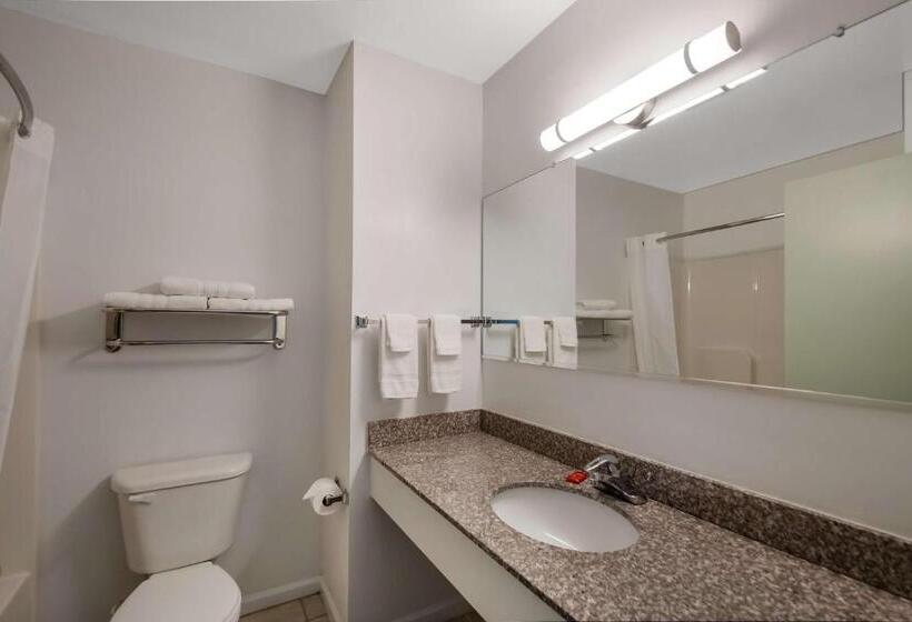 מיטת קינג בסוויטה, Surestay Plus Hotel By Best Western Berkeley Springs