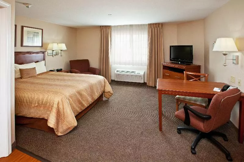キングサイズベッドのスイートルーム, Candlewood Suites Louisville North, An Ihg