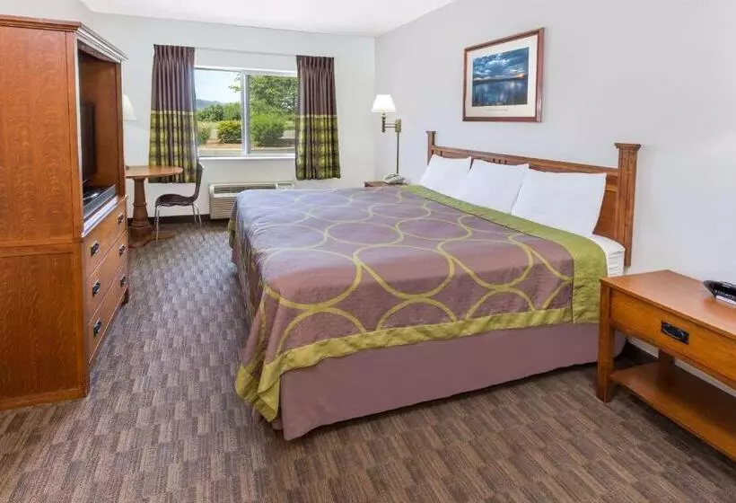 Deluxe Suite King Bed, Super 8 By Wyndham Central Pt Medford