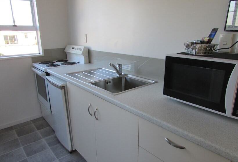 استودیوی استاندارد, Fitzherbert Court Motel