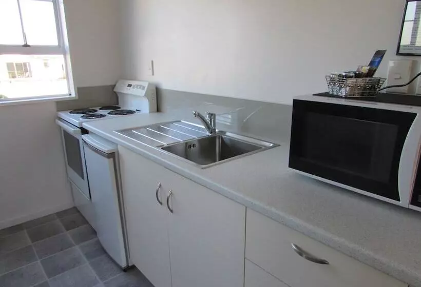 استودیوی استاندارد, Fitzherbert Court Motel