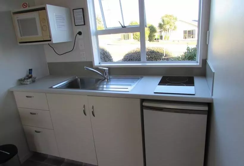 استودیوی استاندارد, Fitzherbert Court Motel