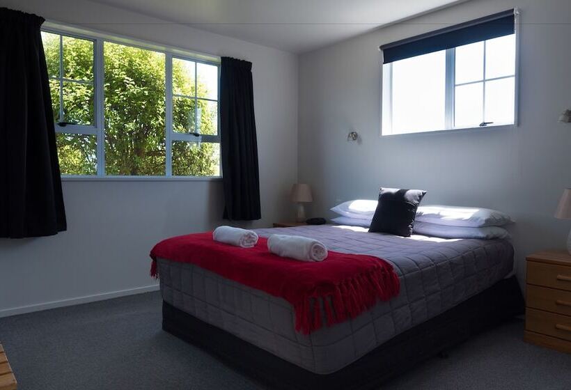 استودیوی استاندارد, Fitzherbert Court Motel