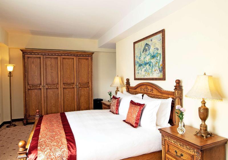 سوییت اجرایی, Kempinski Hotel Khan Palace