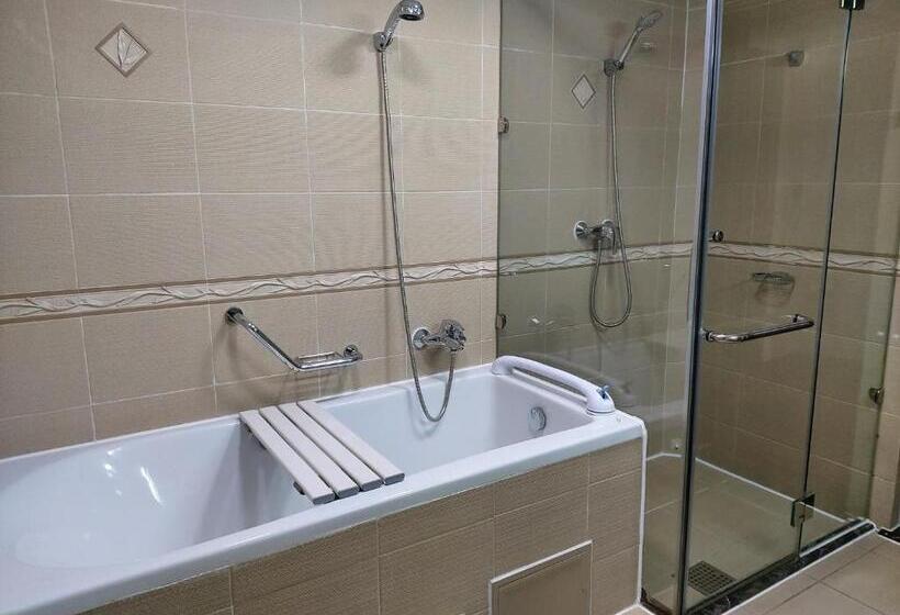 اتاق لوکس با تخت بزرگ, Kempinski Hotel Khan Palace