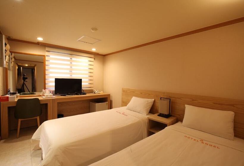 Camera Standard, Angel