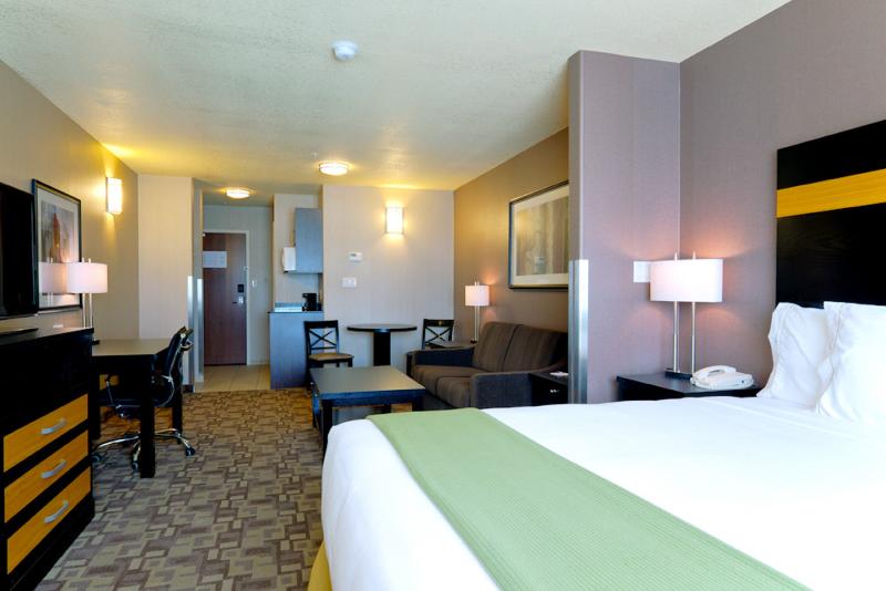 Люкс Кровать Кинг, Holiday Inn Express And Suites Dawson Creek, An Ihg
