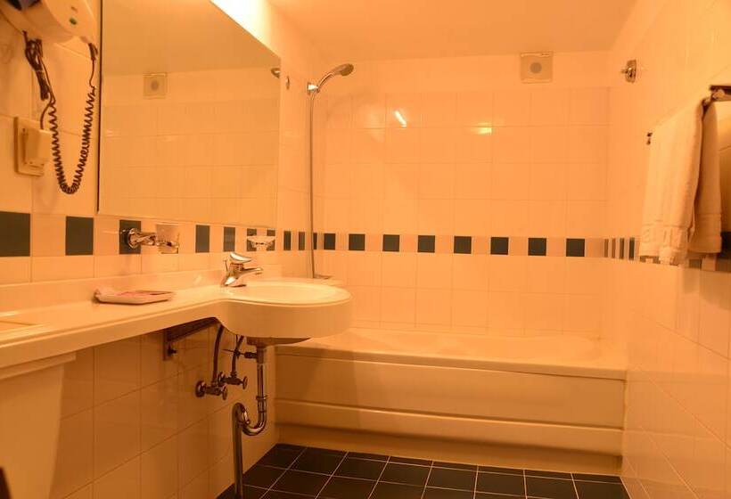 חדר סטנדרט לשלושה, New Korea