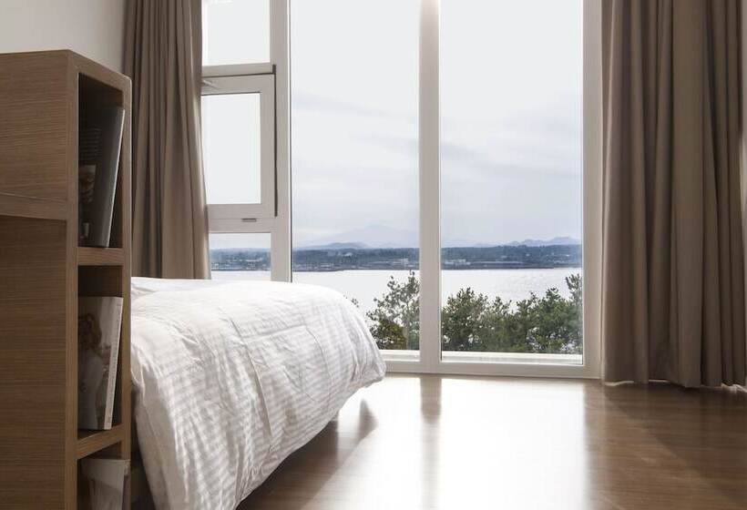 סוויטה מלכותית, Phoenix Island