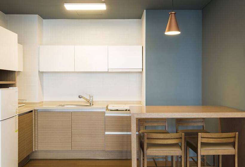 סוויטה מלכותית, Phoenix Island