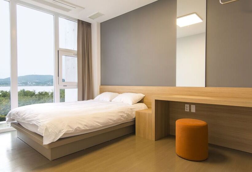 חדר מלכותי, Phoenix Island