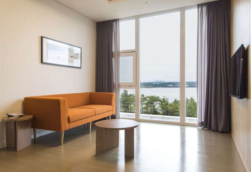 חדר מלכותי, Phoenix Island