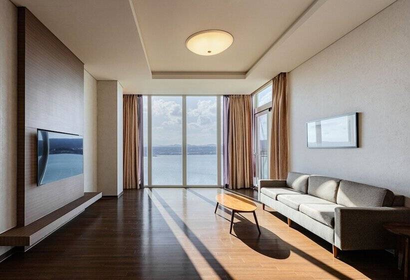 סוויטה מלכותית, Phoenix Island