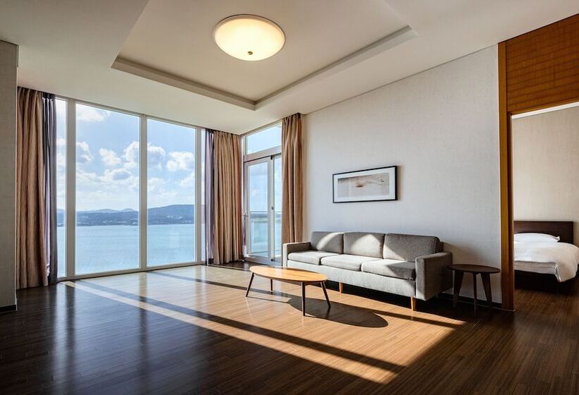 סוויטה מלכותית, Phoenix Island