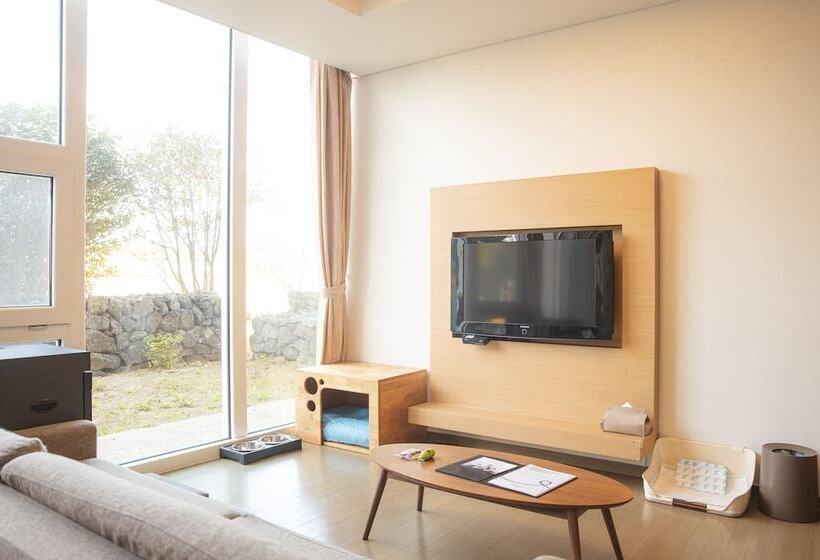 חדר מלכותי, Phoenix Island