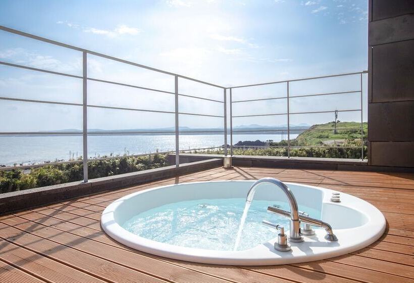 חדר יחיד בסיסי, Phoenix Island