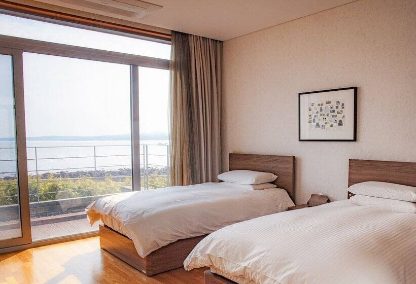 חדר יחיד בסיסי, Phoenix Island