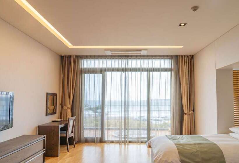 חדר יחיד בסיסי, Phoenix Island