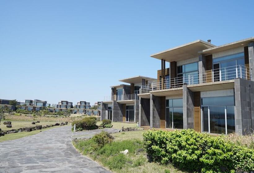 חדר יחיד בסיסי, Phoenix Island