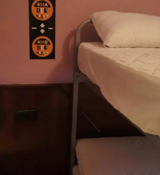 ルームシェアのワンベッド, Moon Hostel Bio