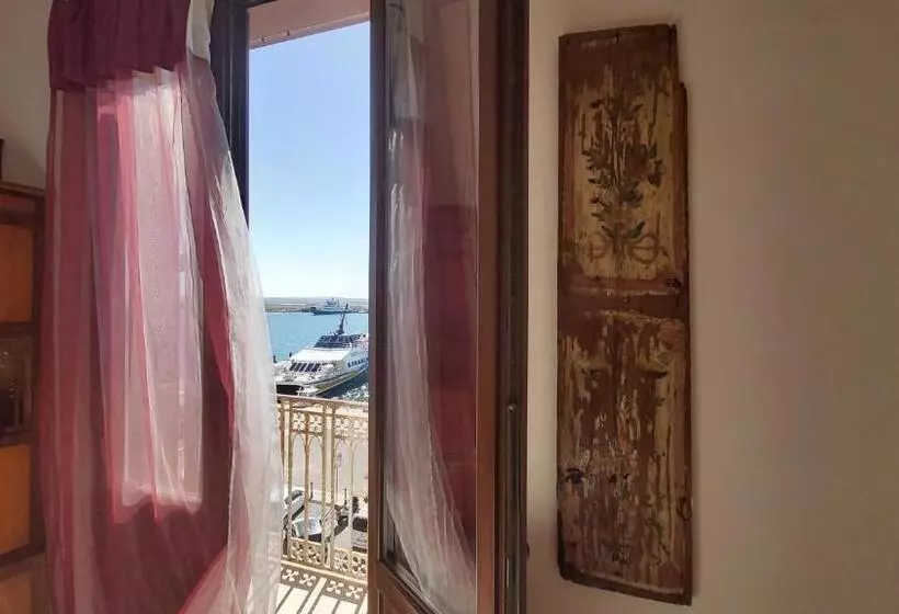 اتاق خانوادگی با چشم‌انداز دریا, B&b Belveliero  Il Capitano