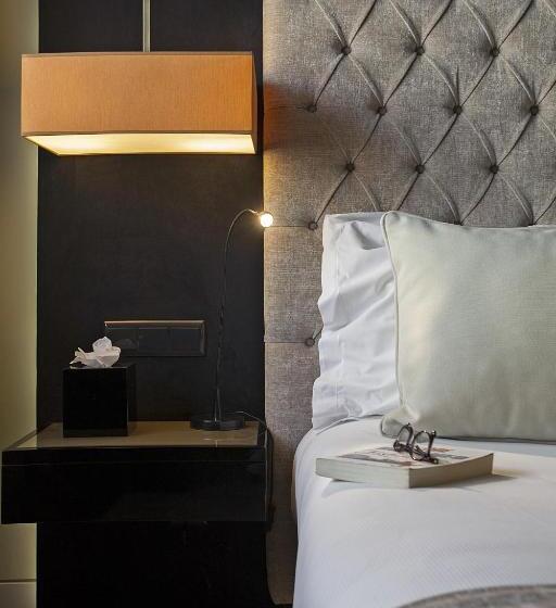 Camera Club, 9hotel Mercy