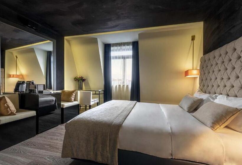 Camera Club, 9hotel Mercy