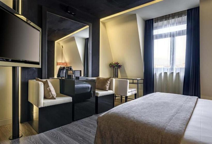 اتاق کلاب, 9hotel Mercy