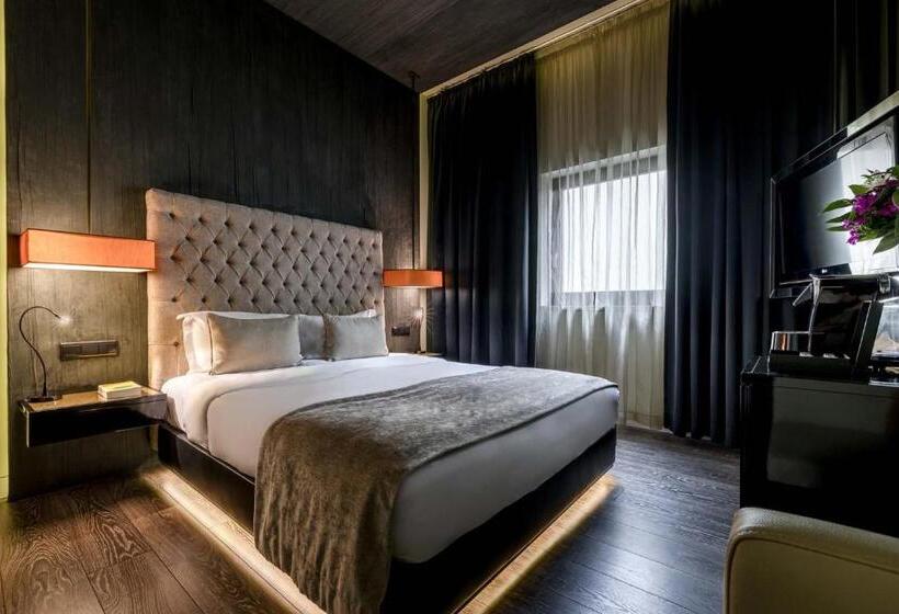 Camera Club, 9hotel Mercy