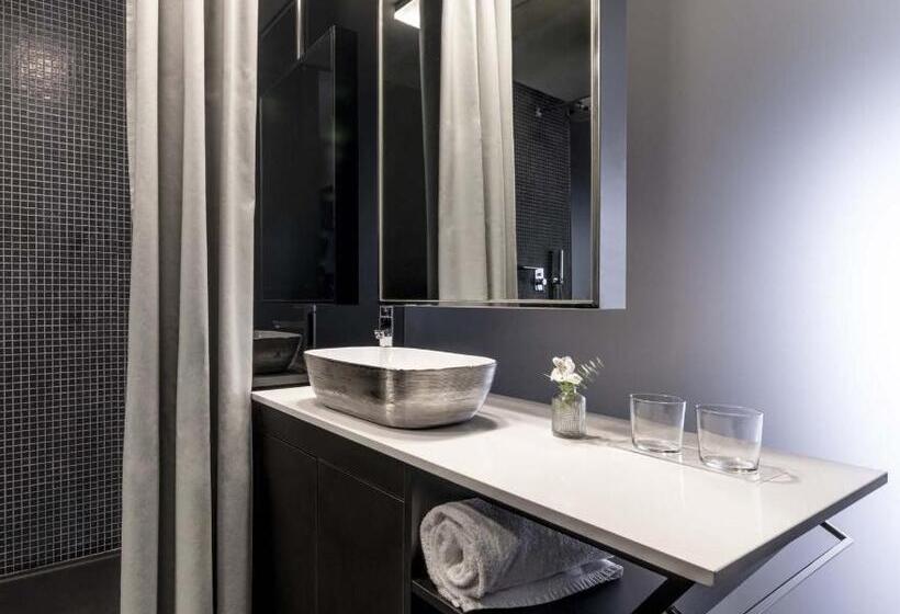 Camera Club, 9hotel Mercy