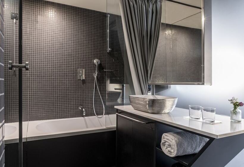 Camera Club, 9hotel Mercy