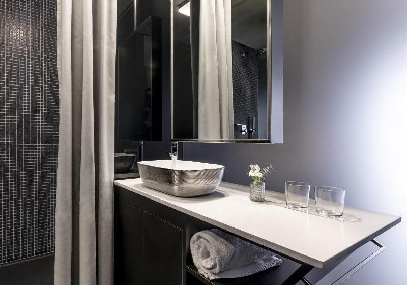 Camera Club, 9hotel Mercy