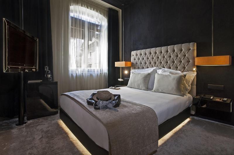 Camera Club, 9hotel Mercy