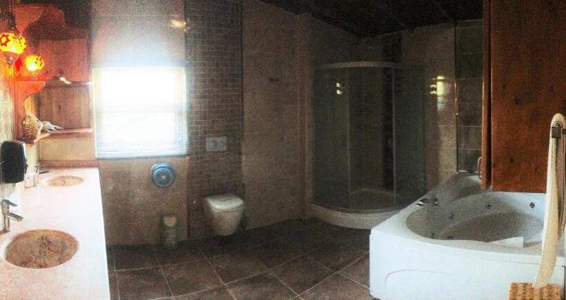 اتاق لوکس چهار تخته, Bahaus Resort