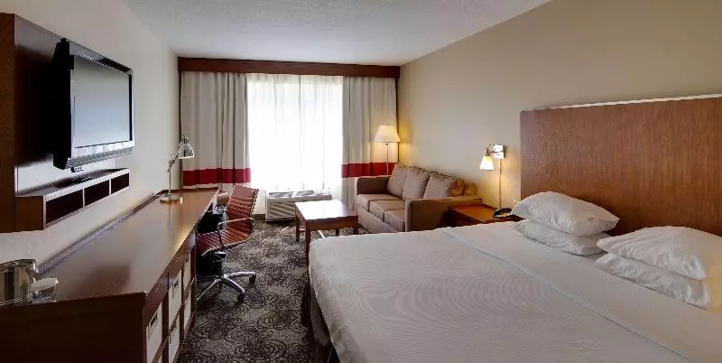 キングサイズベッドのスタンダードルーム, Doubletree By Hilton Raleigh Cary