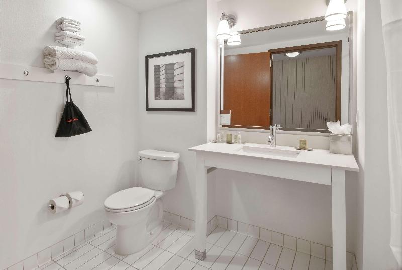 스탠다드 룸 킹사이즈 침대, Doubletree By Hilton Raleigh Cary