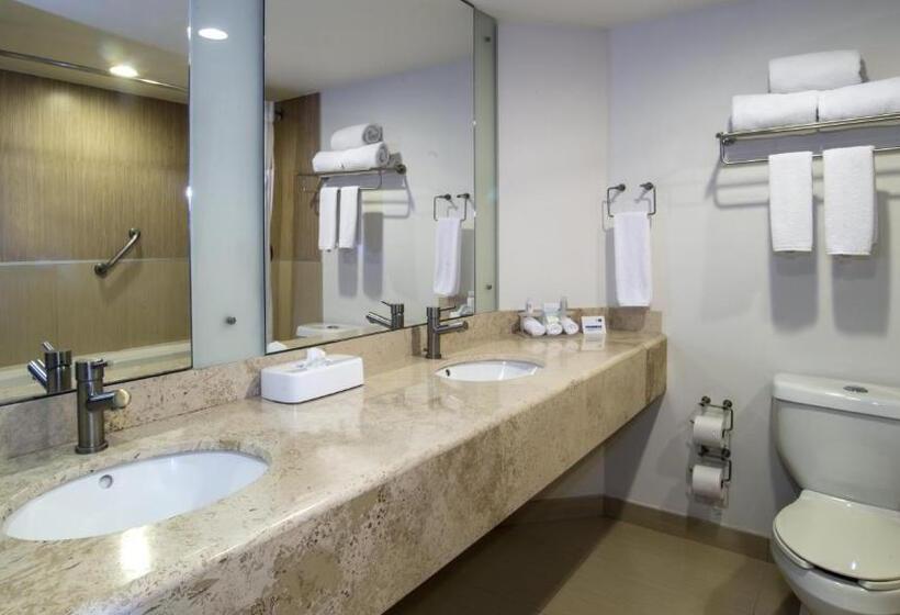 מיטת קינג בסוויטה, Holiday Inn Express Guaymas, An Ihg