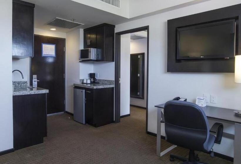 מיטת קינג בסוויטה, Holiday Inn Express Guaymas, An Ihg