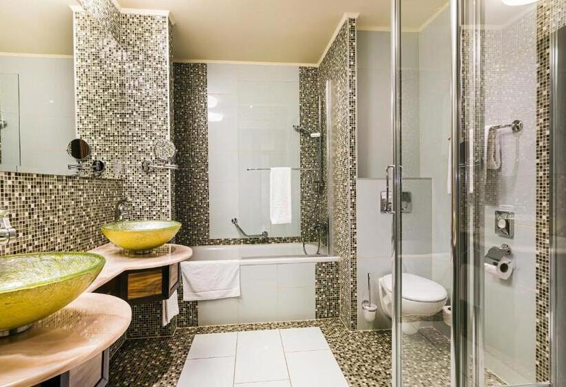 חדר משפחתי, Savannah