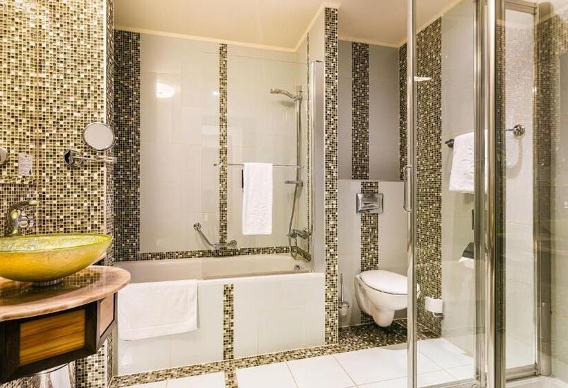 חדר סטנדרט לשלושה, Savannah