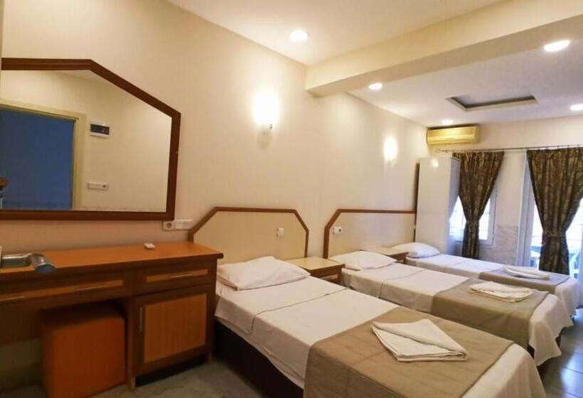 غرفة قياسية ثلاثية مزودة بشرفة, Ideal Pansiyon