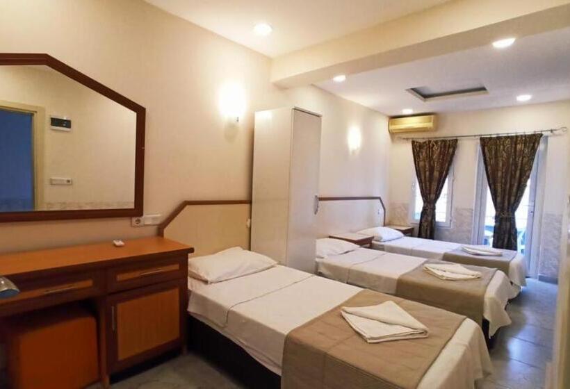 غرفة قياسية ثلاثية مزودة بشرفة, Ideal Pansiyon