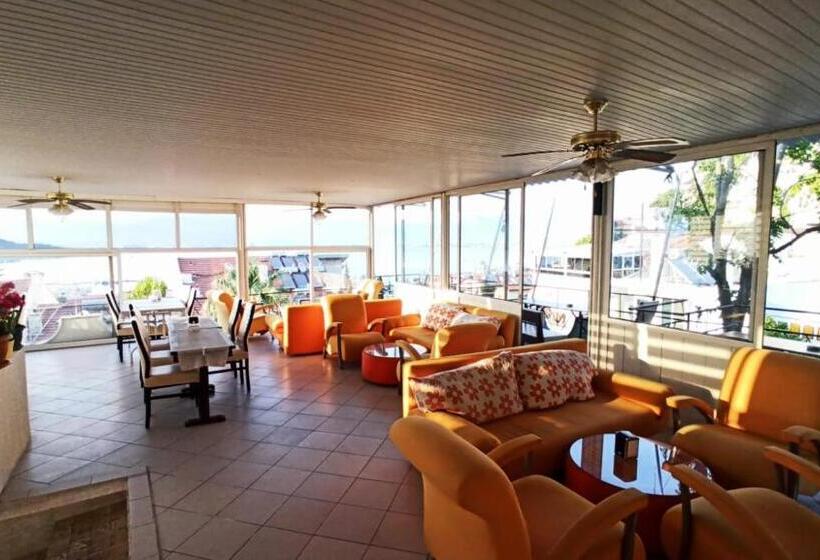 غرفة قياسية ثلاثية مزودة بشرفة, Ideal Pansiyon