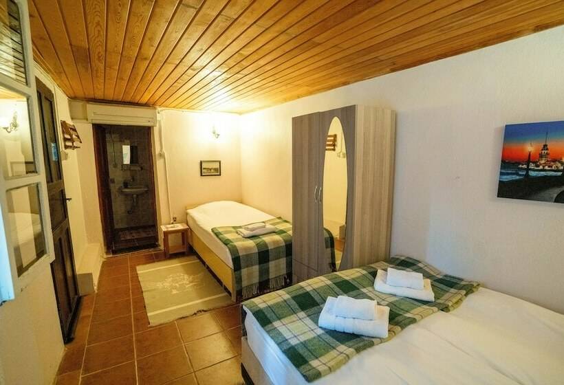 Quarto Triplo Estandar, Istanbul Pansiyon
