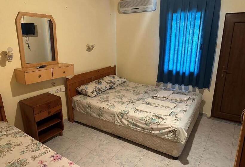 اتاق استاندارد سه نفره, St. Nicholas Pension