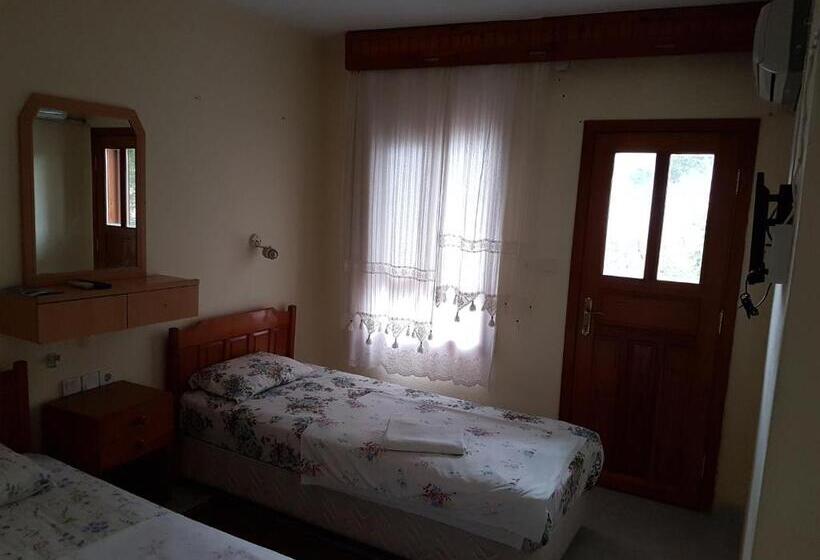 اتاق استاندارد سه نفره, St. Nicholas Pension